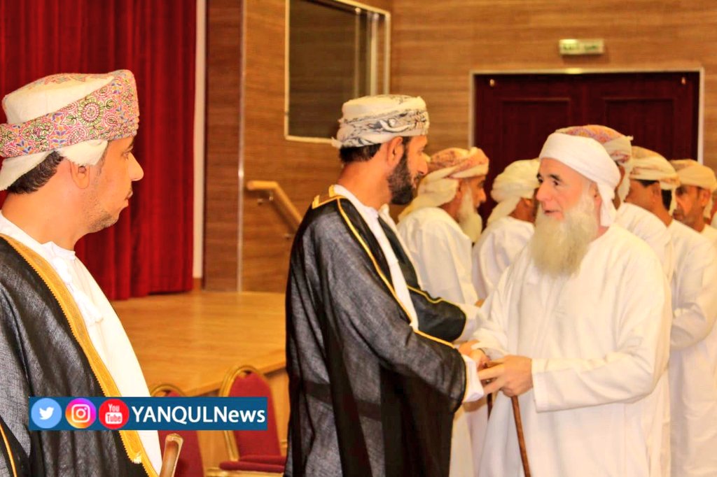 YANQULNews's tweet photo. جموع المواطنين و المقيمين خلال تأدية واجب العزاء في وفاة فقيد الوطن صاحب الجلالة السلطان #قابوس_بن_سعيد رحمه الله.. في مكان العزاء بقاعة مكتب والي ينقل.. وفي مقدمة المستقبلين سعادة الشيخ سيف بن عبدالله المعمري والي ينقل https://t.co/WRdLGBejFo