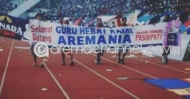 Kewerans_Crew's tweet photo. Pun begitu pula Solo. Bagi kami aremania tetap guru besar yg pda akhirnya membuat pak mayor mendirikan Pasoepati. 
Intine musuhmu belum tentu musuhku dan sebaliknya.. 
Tetep adem ayem dulur 🙏🙏🙏 https://t.co/JCK4zUjUZx