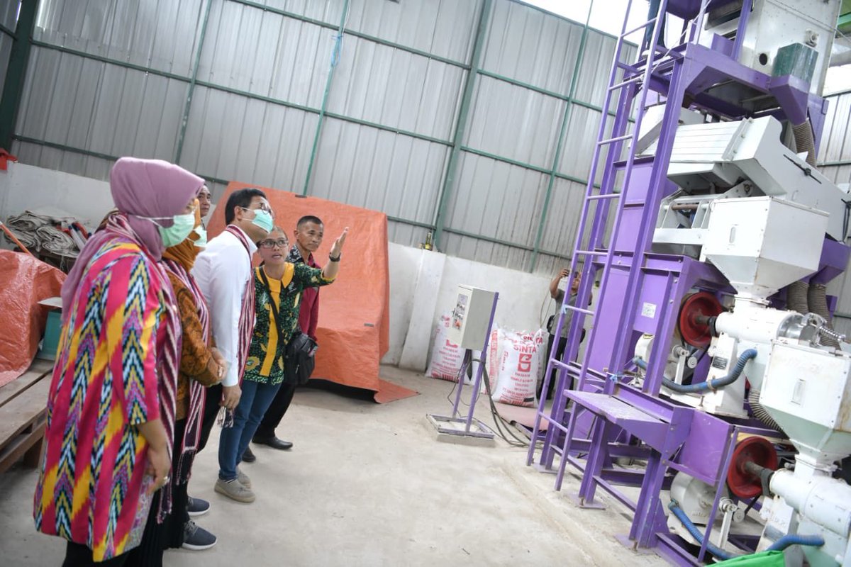 Meninjau dan menyaksikan langsung aktivitas penggilangan padi bantuan Kementrian Desa, Pembangunan Daerah Tertinggal, dan Transmigrasi melalui Direktoral Jendral Pembangunan Kawasan Perdesaan. Semoga bermanfaat untuk pengembangan produksi beras masyarakat Sadaniang.