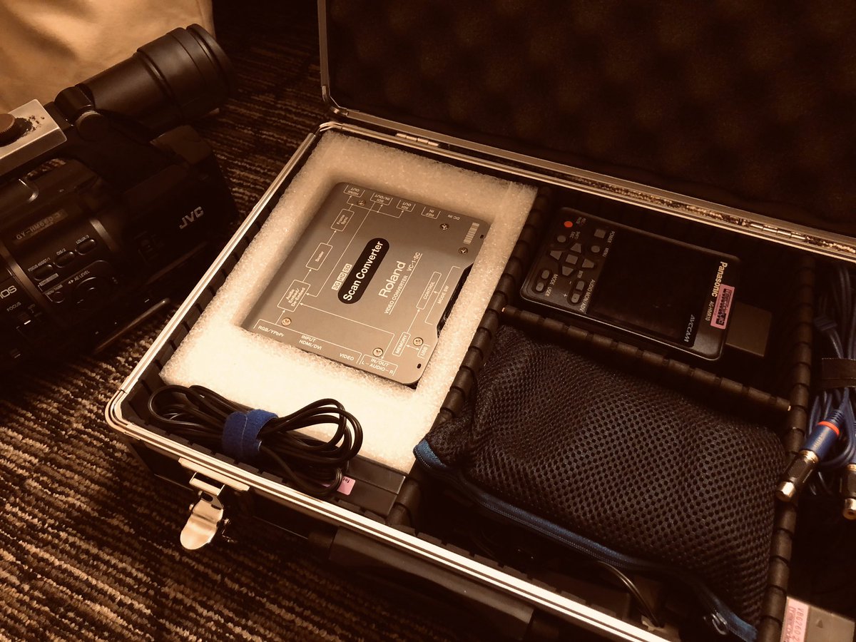TimecodeLab's tweet photo. 今夜は東京・中野で1泊。
明日収録で本日は前乗り。
会場チェックが今夜できるらしいので、明日の朝のセッティングがまごつかないように、今から現場で機材接続テストです。
#Rolad #VC_1_SC #HMR10 #名機達
#前乗り料金分の仕事をしてきます https://t.co/pcazeo4j7F