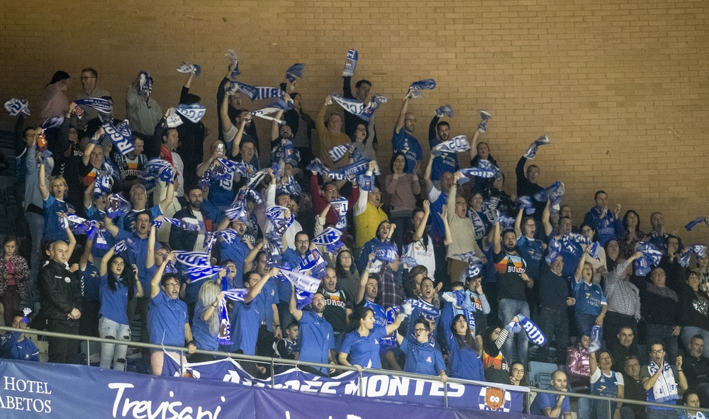 diariodeburgos's tweet photo. [GALERÍA DE FOTOS]: Alegría contenida en Santiago entre los jugadores y la afición del @SanPabloBurgos tras una victoria que acerca la #CopaACB https://t.co/y130GrBIVy https://t.co/BOLTBlG47R