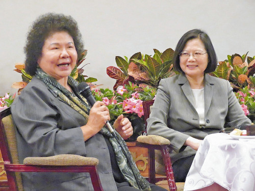 台湾には、母、そっくりという政治家のひともいます😊陳菊さんといって、実力も人気もある人。水島さんみたいな総統・蔡英文さん