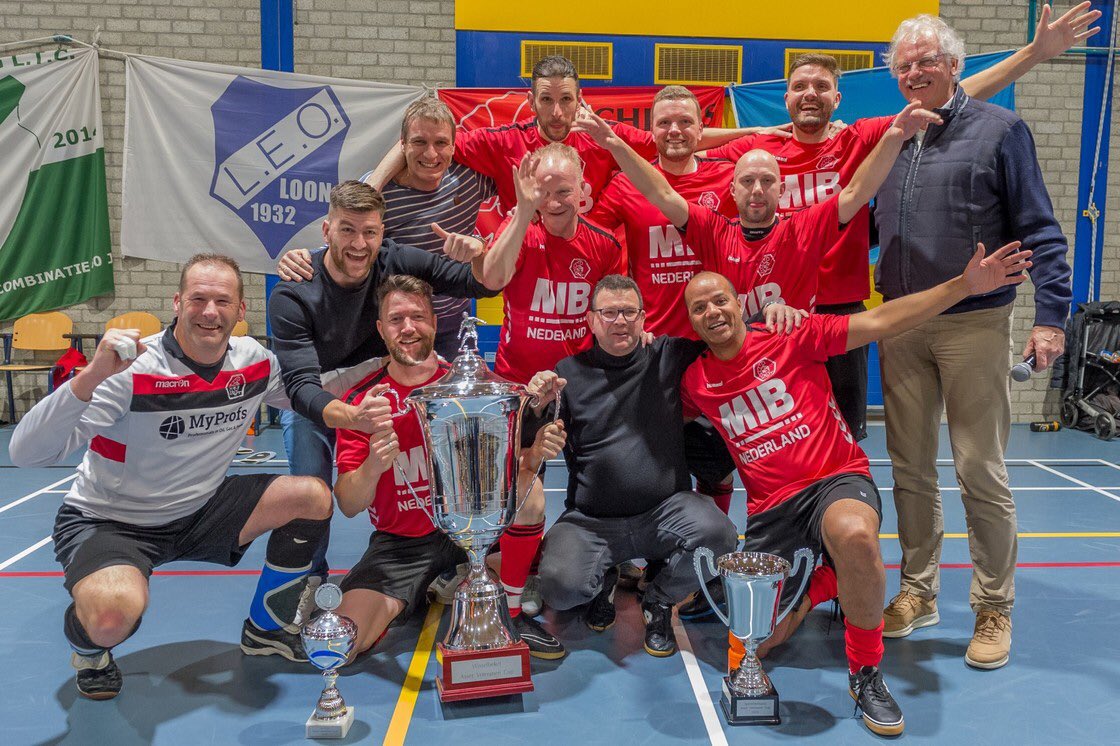 Achilles1894's tweet image. Achilles 1894 wint de Asser Veteranen Cup 2020!

Het team bestaande uit Migchelsen, Tiems, Beck, Folkers, Gerding, Elzenaar, B. Hooiveld, J. Hooiveld en H. Hooiveld onder begeleiding van J. Hooiveld en Bloembergen

Teamfoto gemaakt door Bert Kleiker
assercourant.nl/artikel/107512…