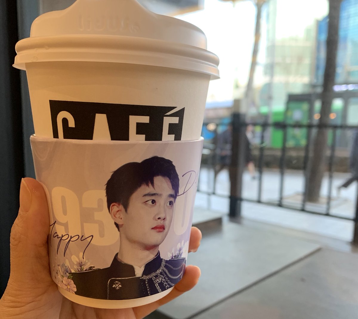 dobbu_'s tweet photo. 카페 쉐누에서 경수 글도 보고 위로 되는 순간 보냈어요🙂 토퍼며 곳곳의 사진 넘 귀엽구 사랑스러웠습니다. 컵홀더도 가장 예쁜 홀더😍 감사합니다 🥳

#스물여덟_도경수의날 #28YearsMyKyungsoo #HappyDOday #HappyKyungsooDay #경수야생일축하해 https://t.co/zrrU40a81l
