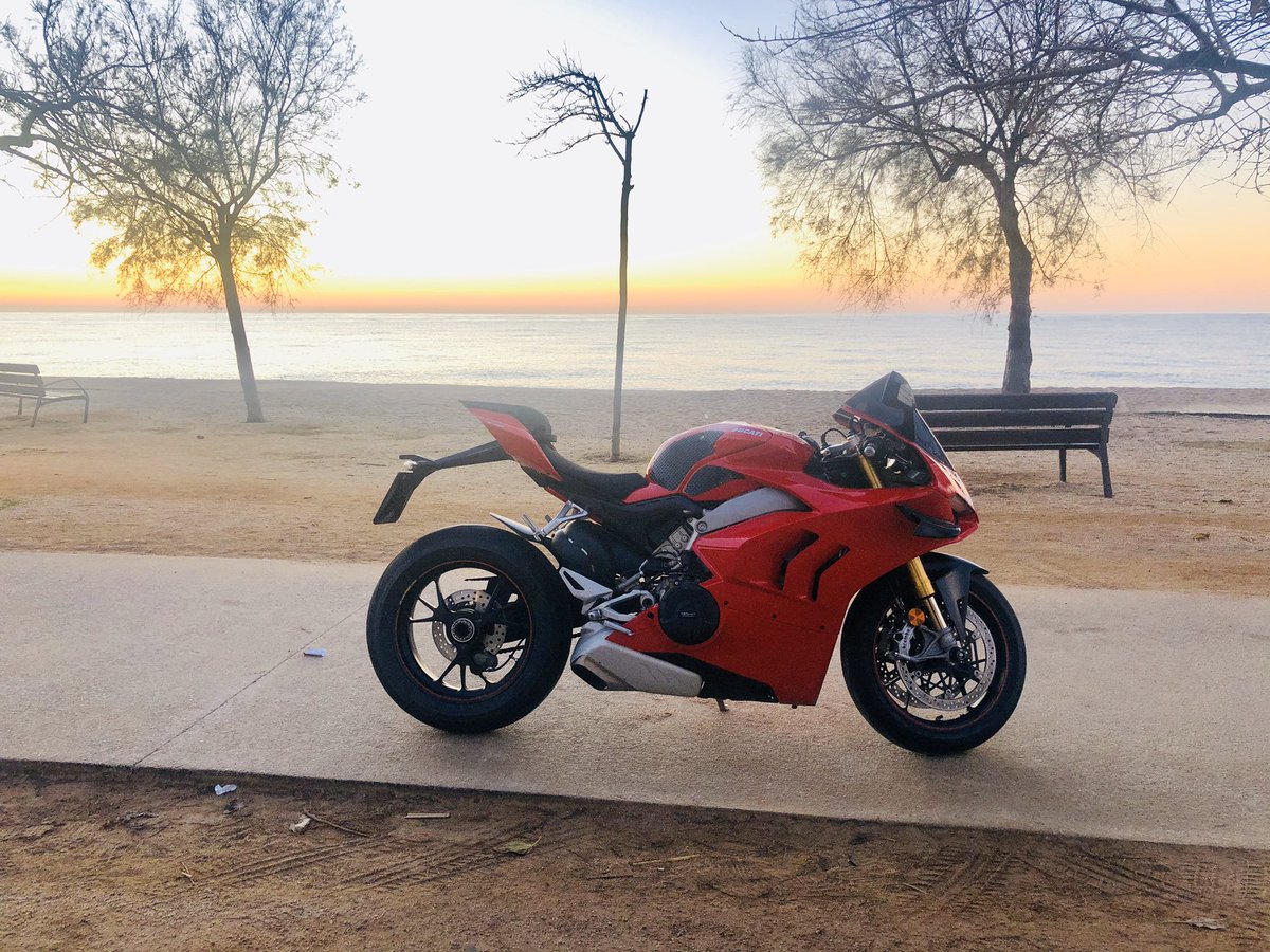 robertrgasss's tweet photo. #SundayFunday Bondia, goodmorning, buenosdias, goedemorgen, buongiorno #v4 power 😍 #desmo #desmopower 🤩 https://t.co/Wy2opsWWn1