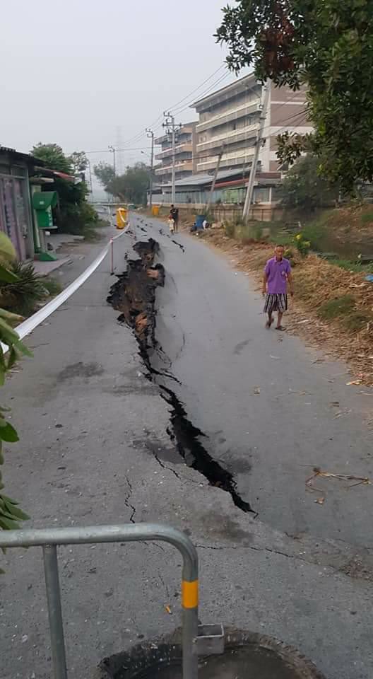 Wootthinan's tweet image. ถนนเลียบคลองลำนกแขวก สุวินทวงศ์ 42 ที่จะออกไปนิคมลาดกระบัง ถนนทรุดตัวรถทุกชนิดผ่านไม่ได้นะครับ