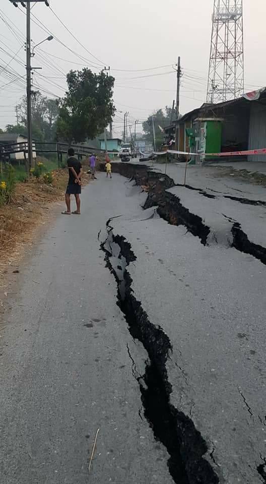 Wootthinan's tweet image. ถนนเลียบคลองลำนกแขวก สุวินทวงศ์ 42 ที่จะออกไปนิคมลาดกระบัง ถนนทรุดตัวรถทุกชนิดผ่านไม่ได้นะครับ