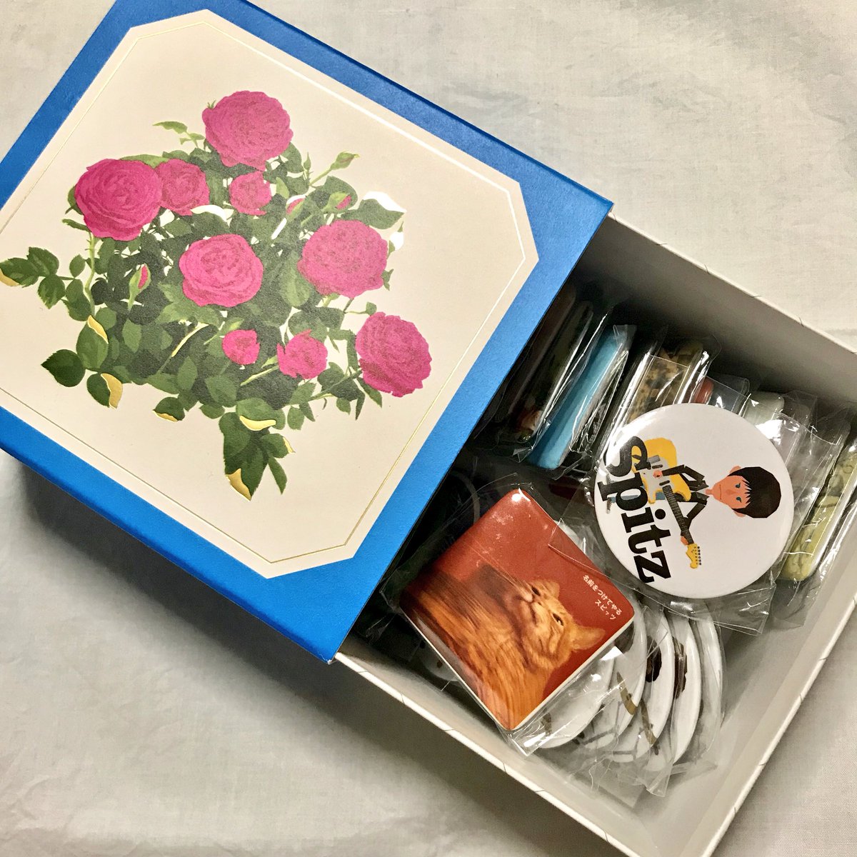 l_shirley_b's tweet photo. 「美味しいお菓子が入っていた缶や箱にスピッツのグッズが入っていると、開けた時にとても嬉しい」という謎の性癖を最近自分の中に見っけた。 #MyJunk #罪庫 https://t.co/nvS6mO7lB2