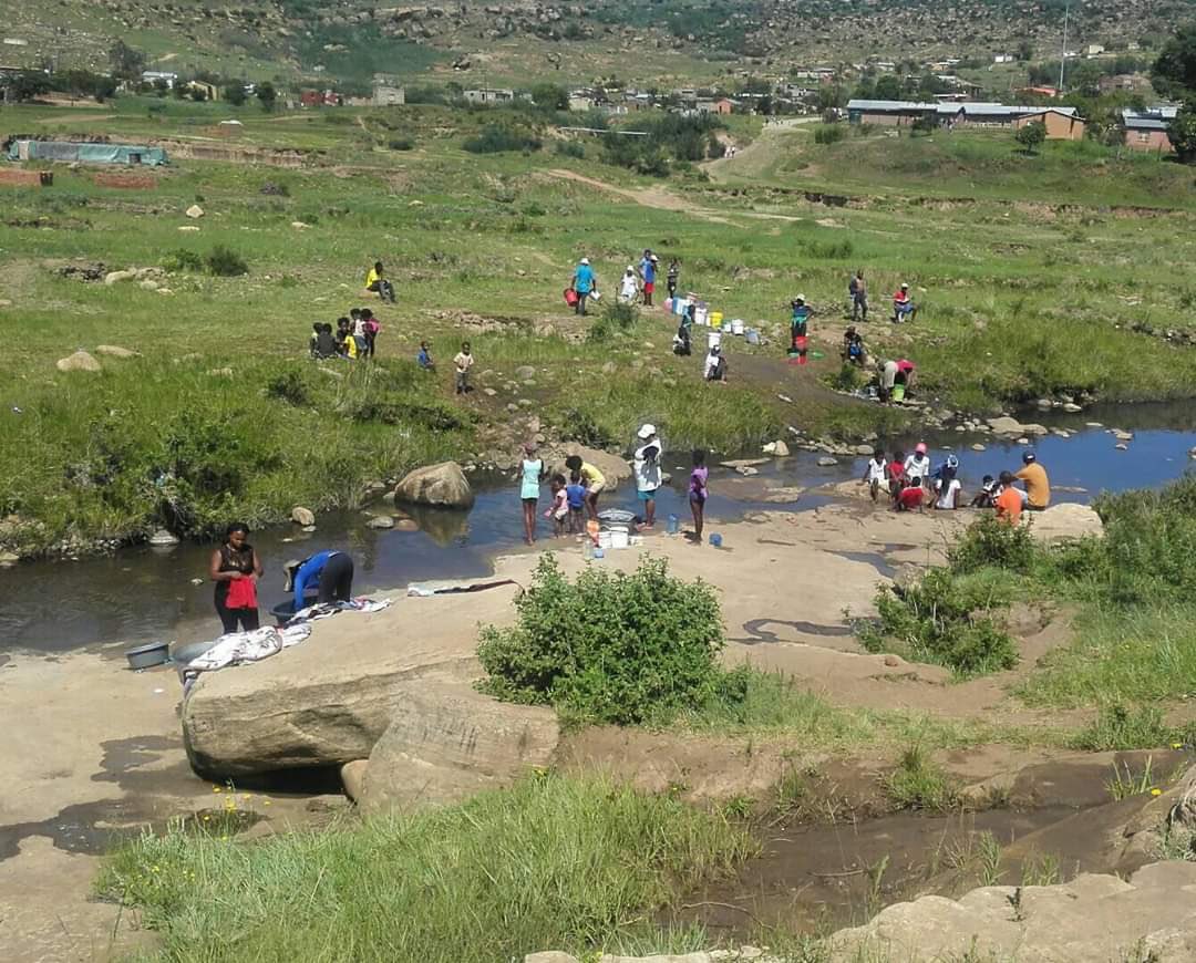 AdvoBarryRoux's tweet photo. More than 300 to 500 families gathers daily by the Kgoptjane river to collect water for domestic purpose (cleaning, cooking and bathing) #QwaqwaWaterCrisis https://t.co/sd4MTYBzeR