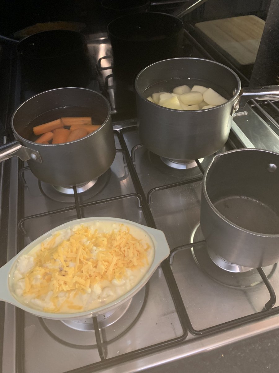 Northern_Face's tweet photo. Quiet Saturday evenings lead to productive Sunday mornings. #chickedinner #soupSunday #caulicheese https://t.co/DnFNXuoseU