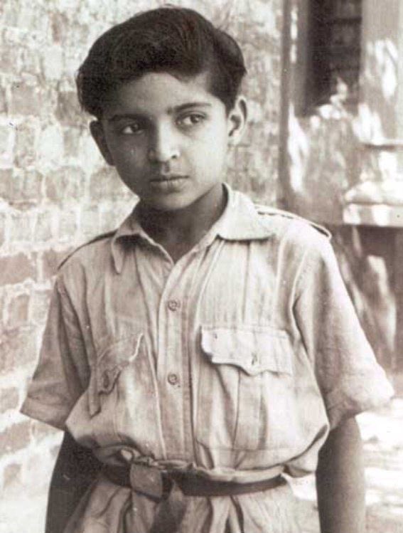 AzmiShabana's tweet photo. Hum to bachpan mein bhi akele thay sirf dil ki gali mein khele thay.. https://t.co/pvYmSDd3TY