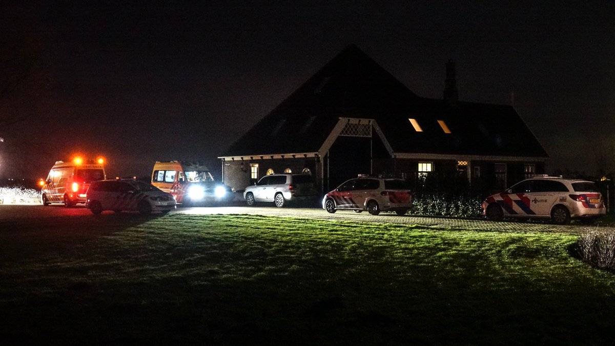 BARSINGERHORN - Bij een steekincident in een woning aan de Mieldijk is op de vroege zondagochtend een persoon gewond geraakt.