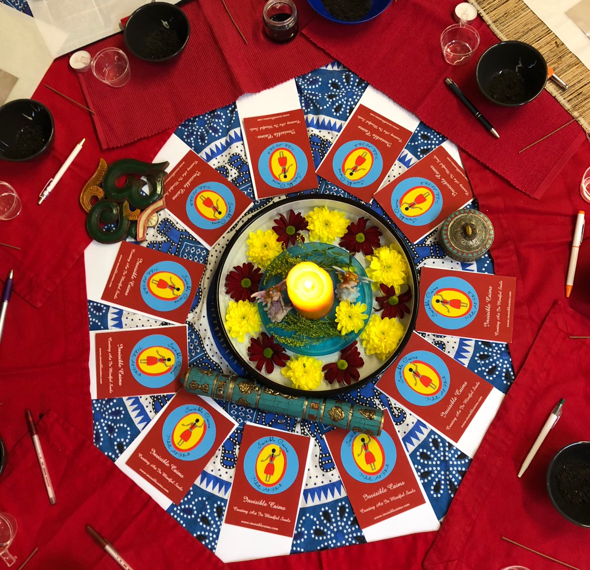 invisiblecaims's tweet photo. Most things look better when you put them in a circle #invisiblecaims #edinburghworkshop #edinburgh #edinburghpalette #welcomeceremony #detox #circle #flowers https://t.co/WEwgzpIJuR