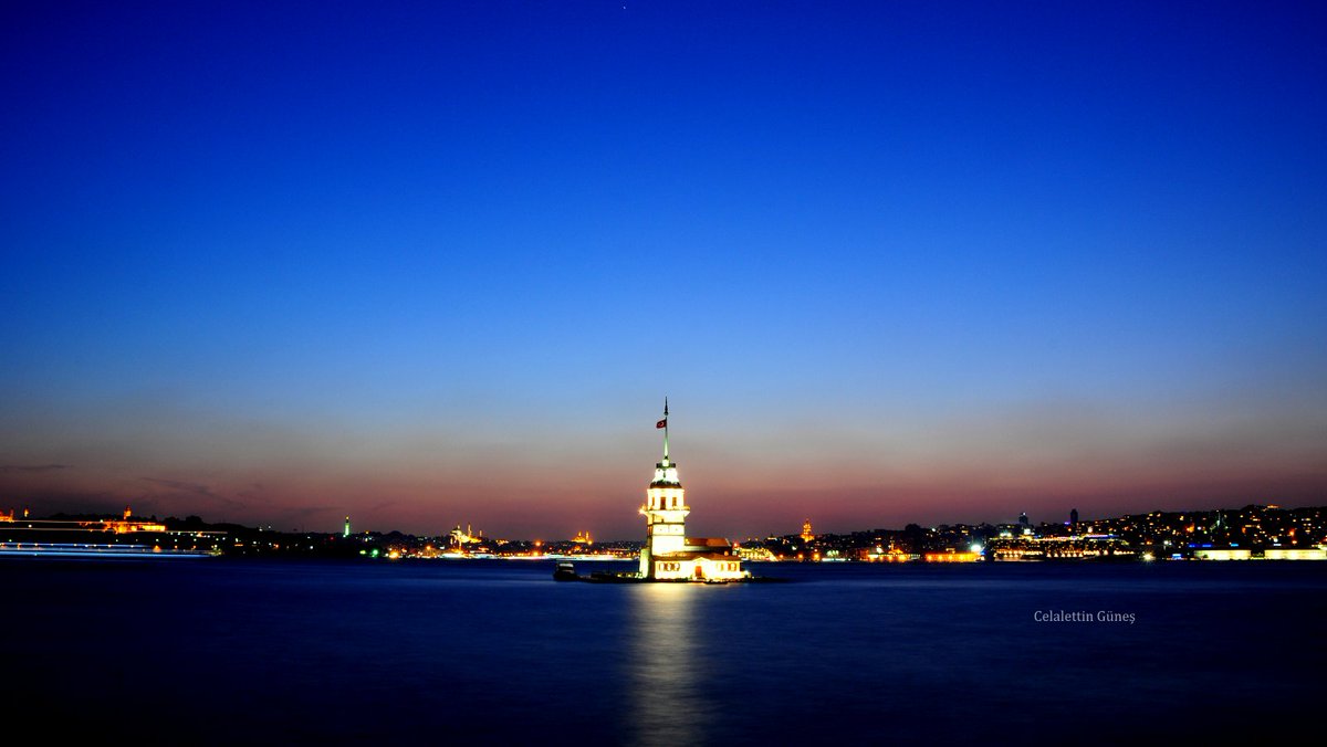 Gece mavisi, 2020 yılının rengi olmuş. Fotoğrafçıların çekerken en çok heyecanlandığı ânın rengi belkide. 
İstanbul'da bir eylül akşamındaki gibi tıpkı, gögün üstünden ufak doğru inen o mavi. 
#İstanbul #pantone2020 #uskudar