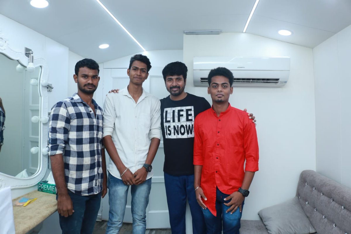___Srini's tweet photo. @Siva_Kartikeyan Annan With Fans❤️
#DOCTOR #BlockBusterHero https://t.co/vNVtbF2zTS