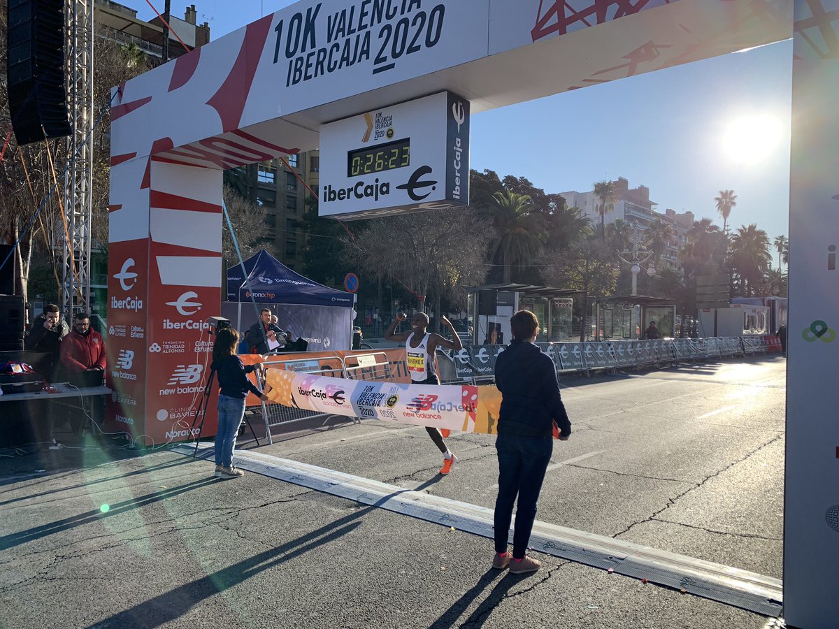 _r4fun_'s tweet photo. 🚨 RÉCORD DEL MUNDO de 10km de Rhonex Kipruto🇰🇪.
⏱26:24💨(2:38/km). https://t.co/skkdDCIddo