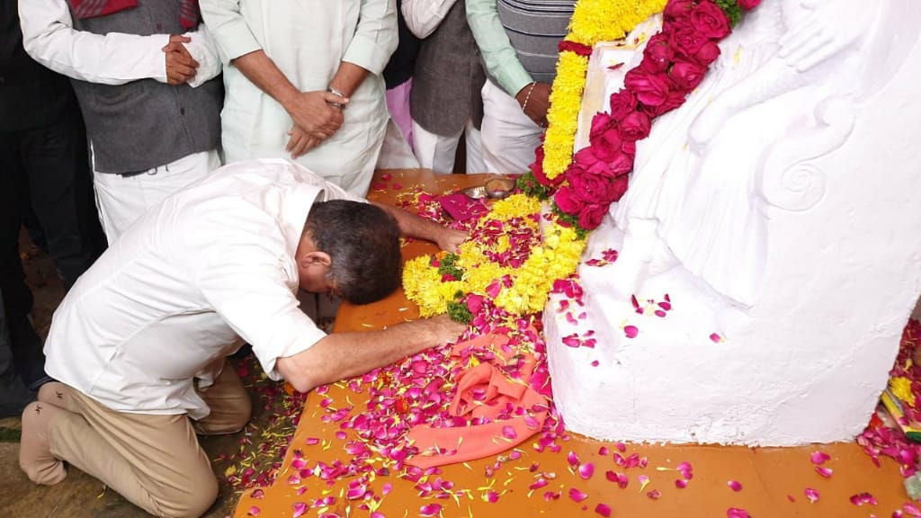DrShingnespeaks's tweet photo. ना. @Awhadspeaks यांनी आज सिंदखेडराजा येथे जिजाऊ जनमस्थळी भेट देऊन अभिवादन केले. पुरोगामी विचारांचा वारसा  जपण्यासाठी ते नेहमी संघर्ष करत असतात. जय जिजाऊ ! @NCPspeaks @BuldanaNcp @MumbaiNCP @ThaneNCP https://t.co/lKcL6pO8Bx
