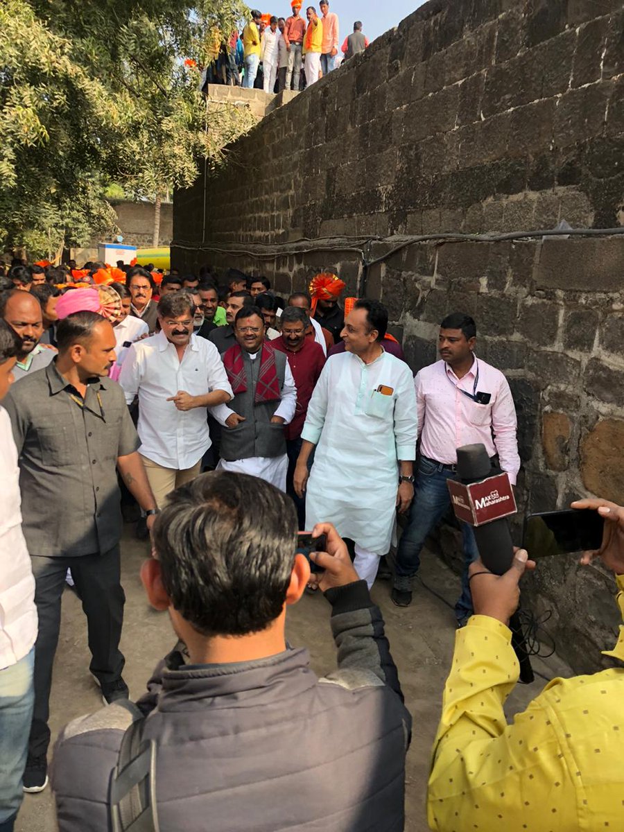DrShingnespeaks's tweet photo. ना. @Awhadspeaks यांनी आज सिंदखेडराजा येथे जिजाऊ जनमस्थळी भेट देऊन अभिवादन केले. पुरोगामी विचारांचा वारसा  जपण्यासाठी ते नेहमी संघर्ष करत असतात. जय जिजाऊ ! @NCPspeaks @BuldanaNcp @MumbaiNCP @ThaneNCP https://t.co/lKcL6pO8Bx