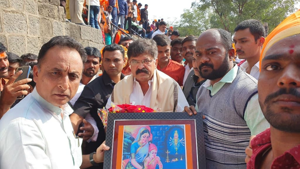 DrShingnespeaks's tweet photo. ना. @Awhadspeaks यांनी आज सिंदखेडराजा येथे जिजाऊ जनमस्थळी भेट देऊन अभिवादन केले. पुरोगामी विचारांचा वारसा  जपण्यासाठी ते नेहमी संघर्ष करत असतात. जय जिजाऊ ! @NCPspeaks @BuldanaNcp @MumbaiNCP @ThaneNCP https://t.co/lKcL6pO8Bx