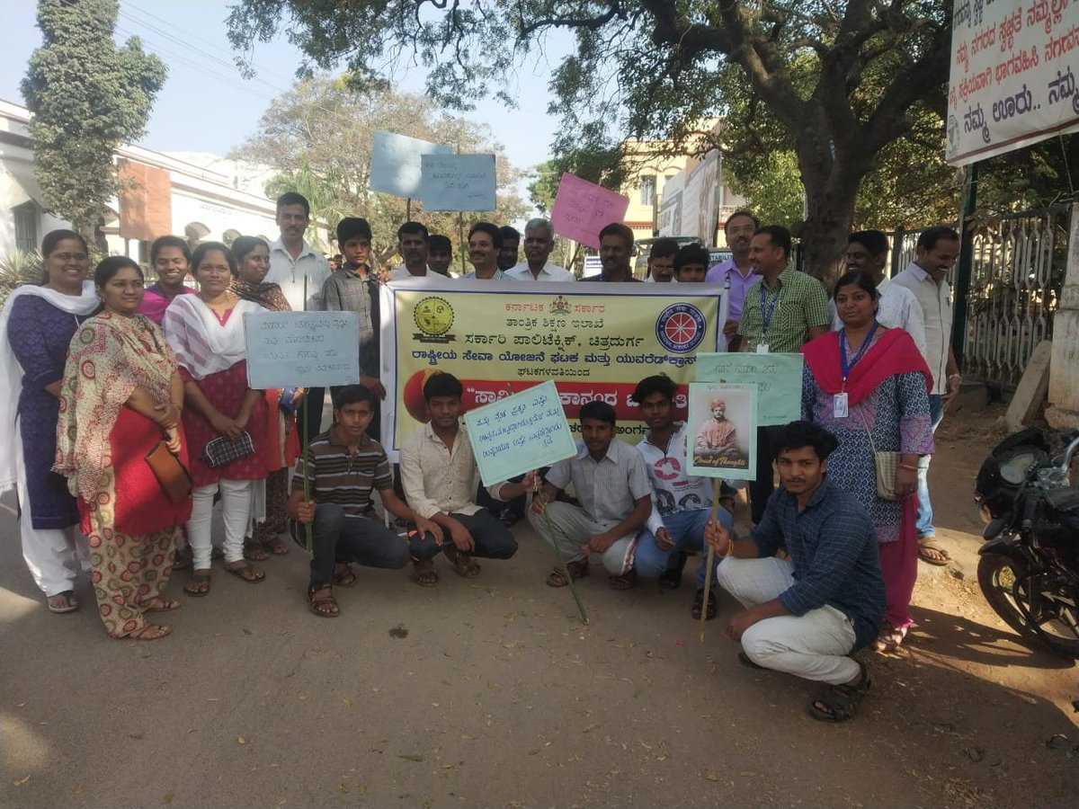 ChitradurgaGpt's tweet photo. Today in dc circle chitradurga, a procession was held by students and staff on behalf of Swami Vivekanada 157th birthday. https://t.co/erCZjizVNP