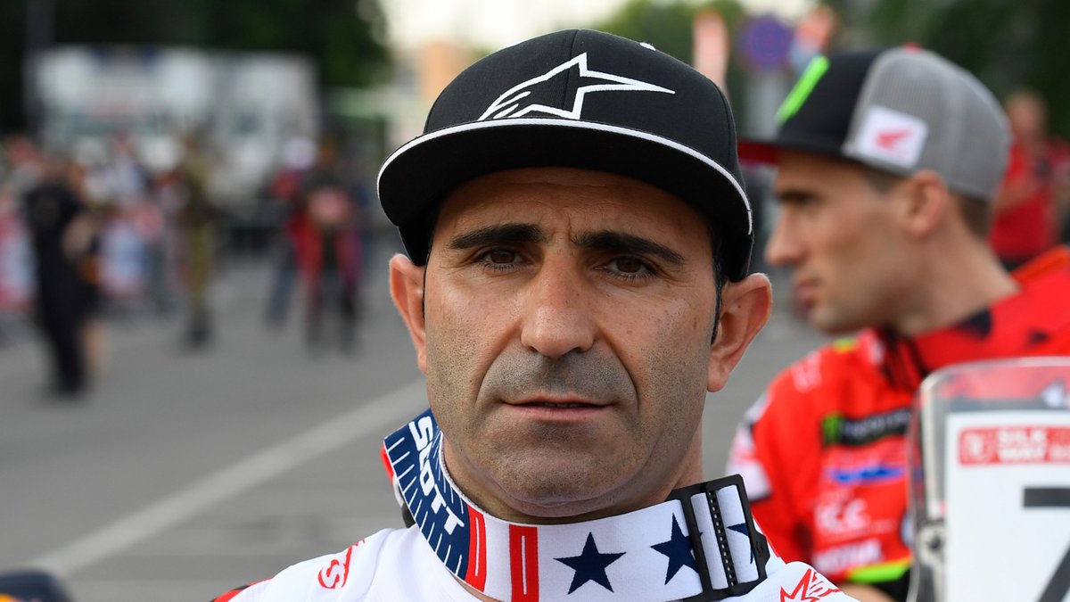 RTLGP's tweet photo. Tijdens de zevende etappe van #Dakar2020 is Paulo Goncalves overleden. De Portugees was gevallen en had een hartstilstand. Er werd snel een helikopter geroepen, maar reanimatie mocht niet meer baten. Goncalves is niet ouder geworden dan 40 jaar. https://t.co/RP12ozlGCn