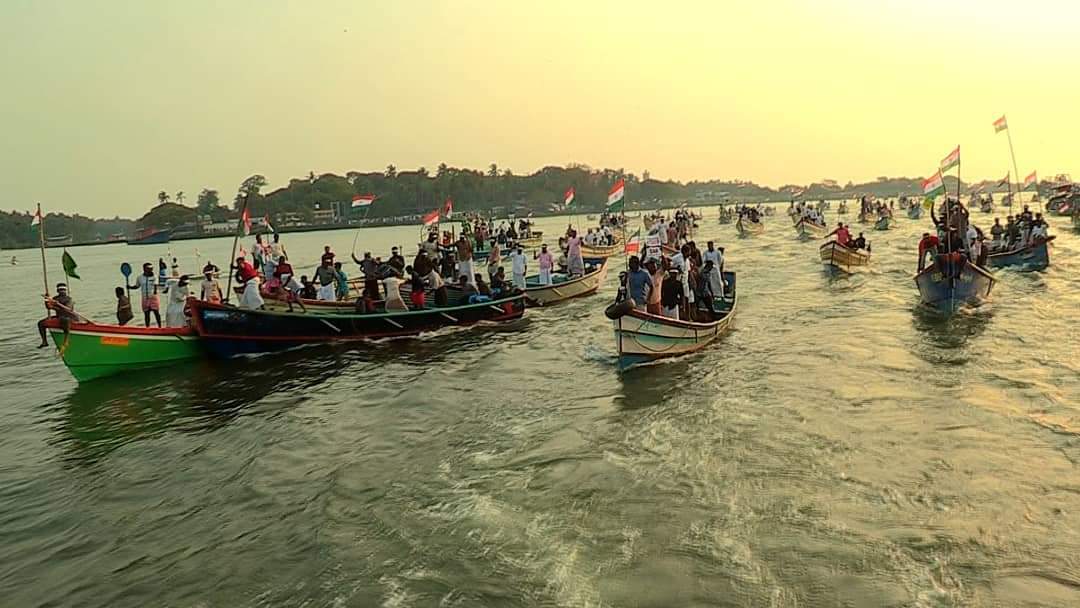 bishruddin's tweet photo. Kozhikkode Boat Rally against CAA-NRC-NPR
#CAA_NRC_Protest
#Kerala #kerala🌴 #protestagainstnrc #protestcaa #boat #boatrally #ProtestsAgainstCAA https://t.co/BCi9s5clhu