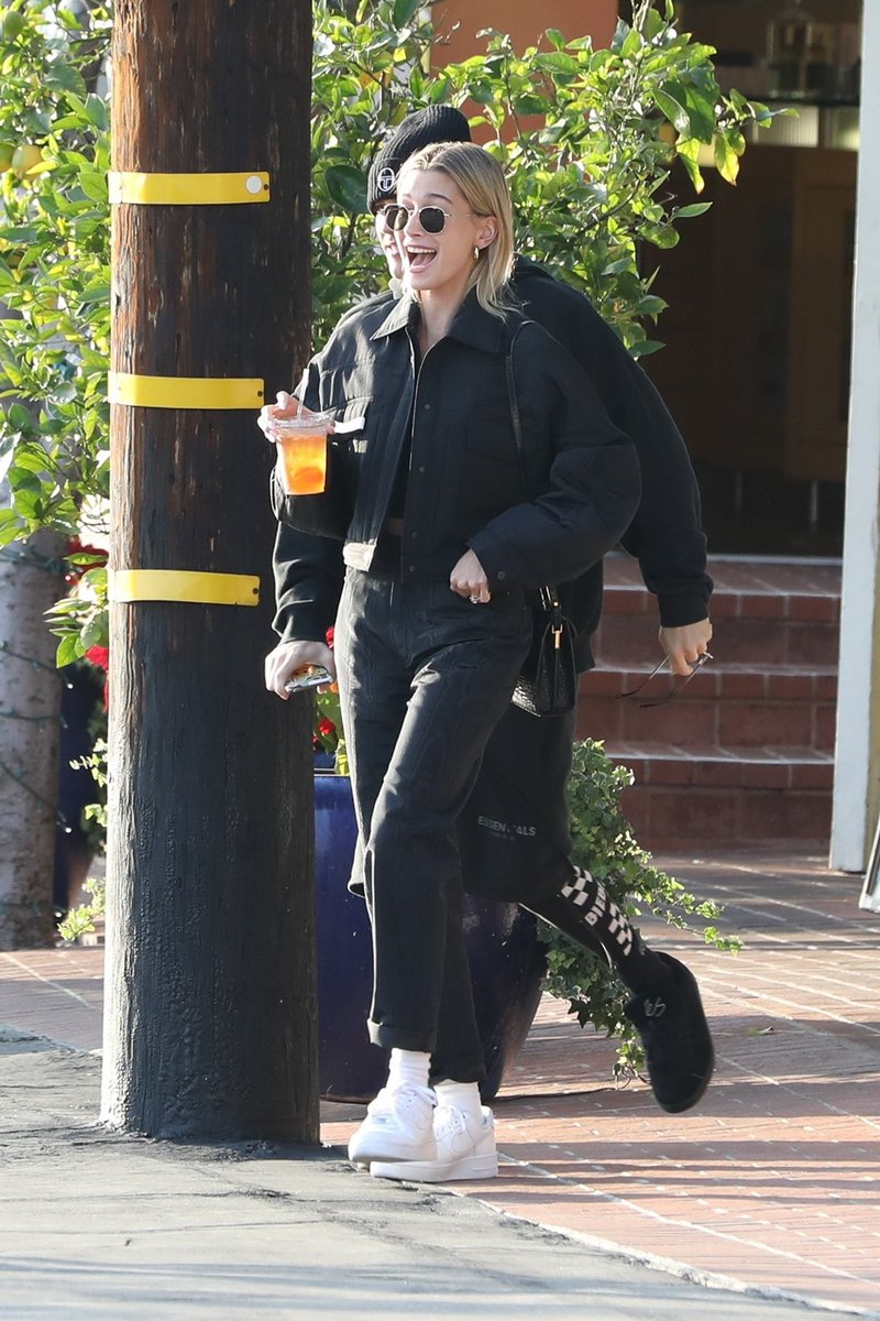 haileysoutfits2's tweet photo. (6) Hailey and Justin shopping in LA. https://t.co/C9Bl4fQUK1