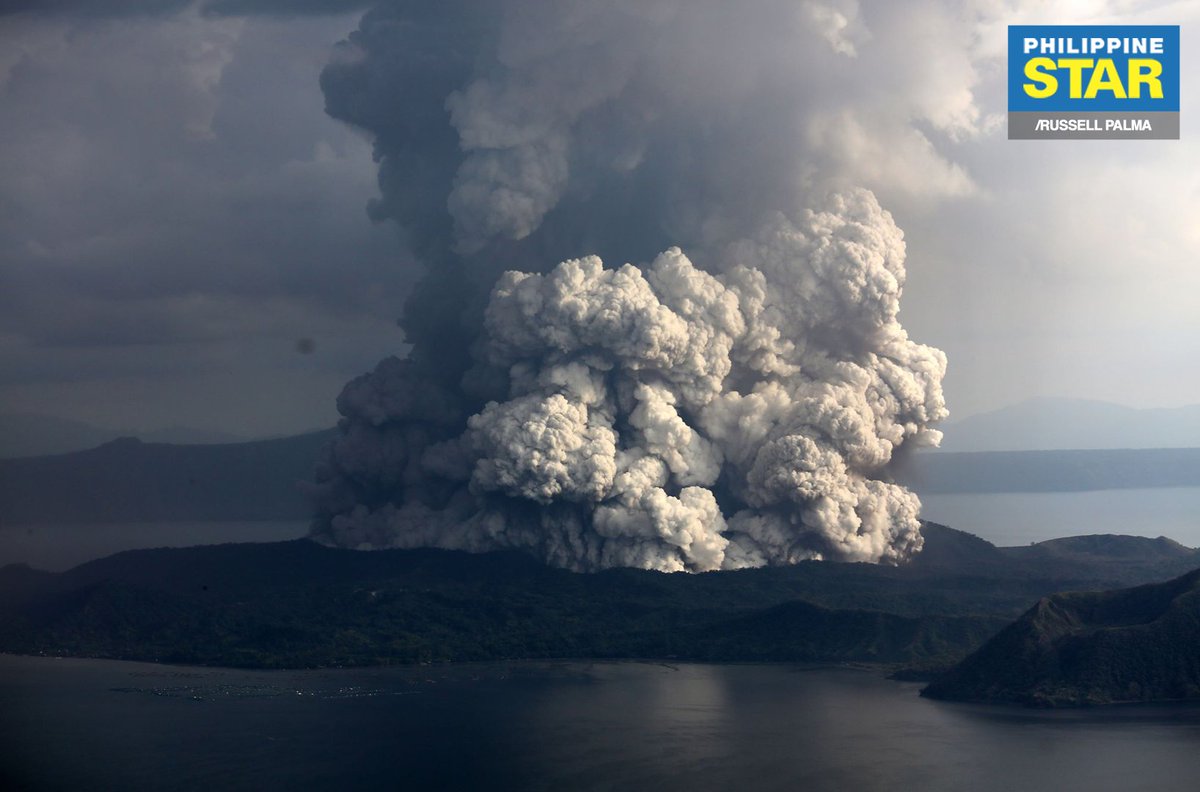 PhilippineStar's tweet photo. Taal volcano in Batangas spewed a giant ash column after manifesting an increased level of activity on Sunday afternoon. https://t.co/SZuHroOBQo
