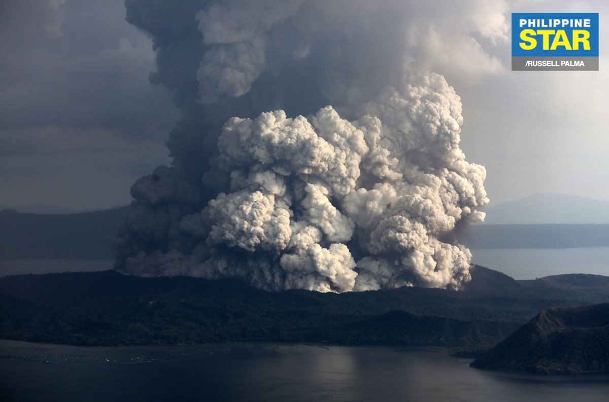 PhilippineStar's tweet photo. Taal volcano in Batangas spewed a giant ash column after manifesting an increased level of activity on Sunday afternoon. https://t.co/SZuHroOBQo