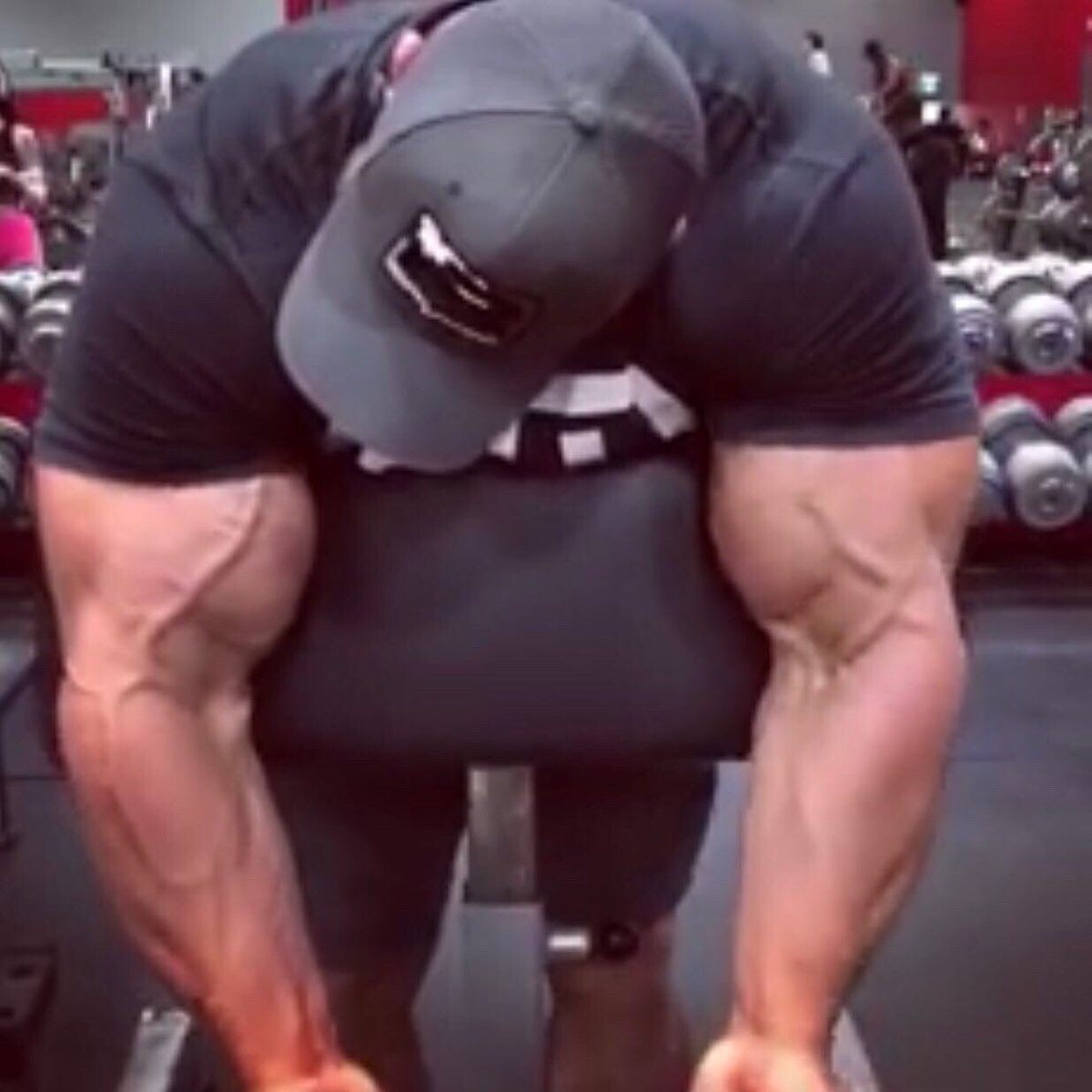 FHousna's tweet photo. First sesh in #2020 , โ I have great expectations for the future cuz the past was highly overratedโ #DaHulk #NewGym #2020Goals ๐๐ป๐ช๐ผ๐งโโ๏ธ๐ฆ https://t.co/w4cD3jNAca