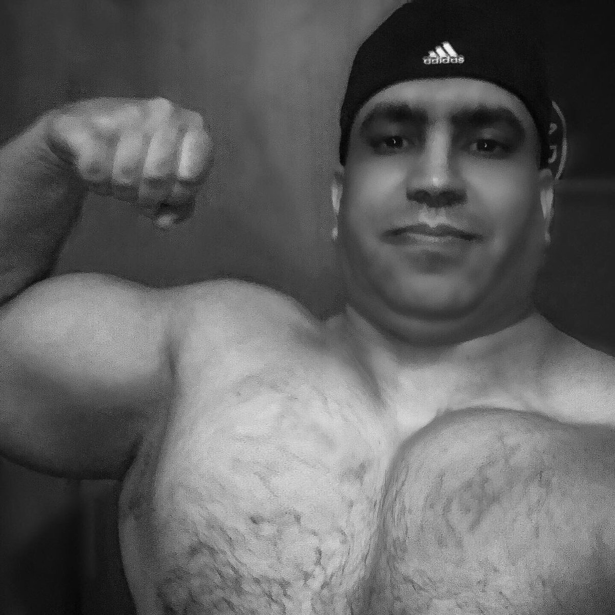 FHousna's tweet photo. First sesh in #2020 , โ I have great expectations for the future cuz the past was highly overratedโ #DaHulk #NewGym #2020Goals ๐๐ป๐ช๐ผ๐งโโ๏ธ๐ฆ https://t.co/w4cD3jNAca