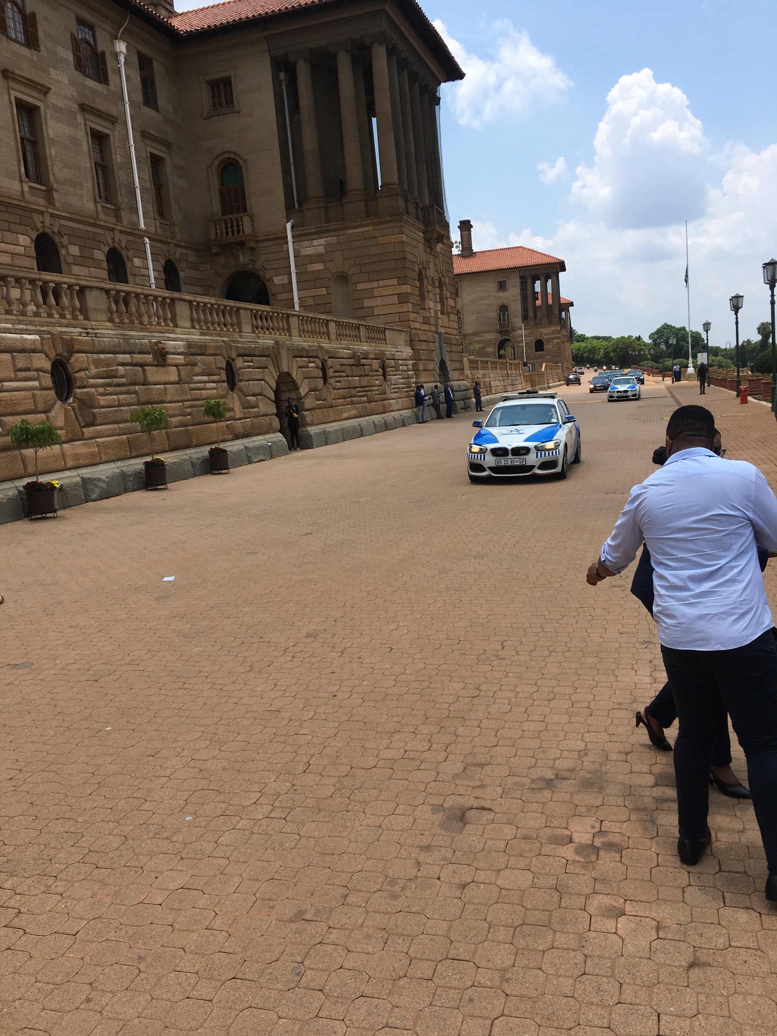 O Xrhsths Carien Du Plessis Sto Twitter Presidential Convoy Of 7 Cars Has Arrived At The Union Buildings Ahead Of The Official Visit By Ethiopian Prime Minister Abiy Ahmed Also Here Are