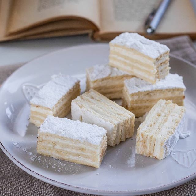 chaseTHEdonkey's tweet photo. Bijela pita! No too sweet, and of so scrumptious. I enjoy it with a cup of English tea (that I stockpile from the UK). Have you tried it or make it at home? I have the recipe link in my bio.
Chef: @seasoned.with.love
#chasingthedonkey #cooking in #Croatia https://t.co/yXQe8g4yRb https://t.co/d2mvWVbLf5