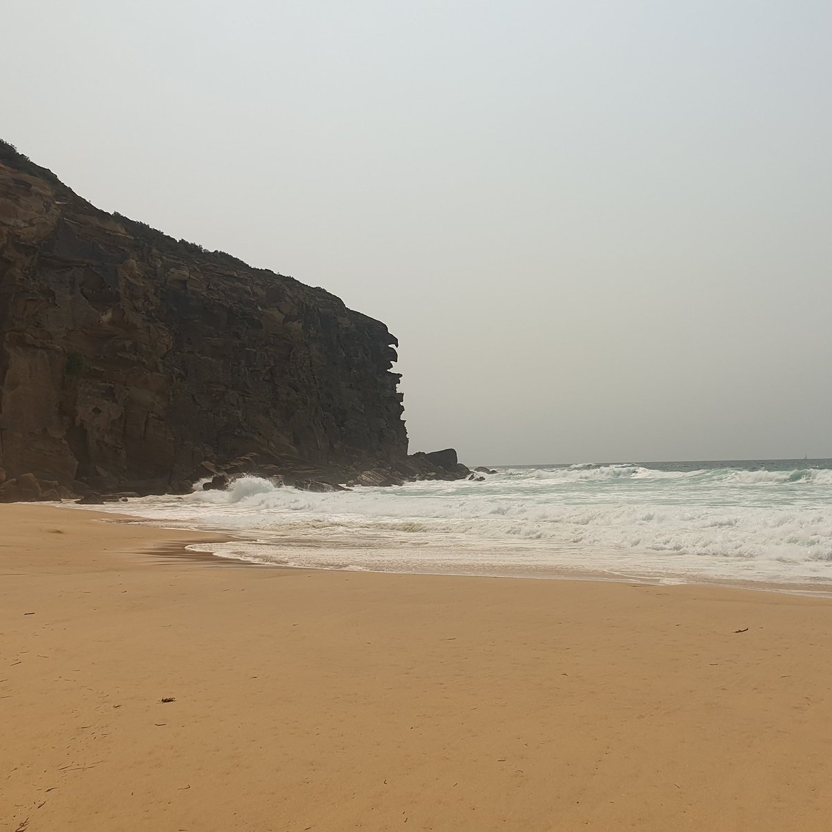 The_Tempest_Mae's tweet photo. #funonthebeach #cliff #aussiebeaches #sunsandsurf #LazySunday #lovelife #airisbetter #relaxing #relax #bewhoyouare #beachvibes #beachlife https://t.co/HDzrqDpim9