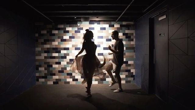 El 22 de septiembre, tan solo un día después de nuestra boda y reunidos todos a última hora en el salón de la casa, Ken (@hellowekow) nos hacía este regalo: el trailer de nuestra boda.
.
Desliza para ver, entre otras cosas la clase de yoga que hicimos para comenzar bien aquel ino