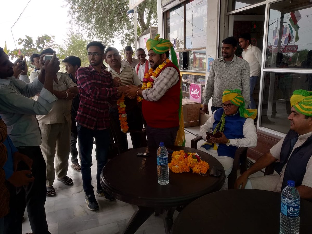 ErPukhrajgarg's tweet photo. आज शेरगढ़ विधानसभा क्षेत्र के केशर होटल पर #रालोपा कार्यकर्ताओं द्वारा भव्य स्वागत करने एवं खूब प्यार स्नेह देने के लिए सभी का आभार।
#ErPukhrajGarg
#StatePresidentRLP #MLABhopalgarh
#RLPTeamRajasthan https://t.co/rpqSBlldnX