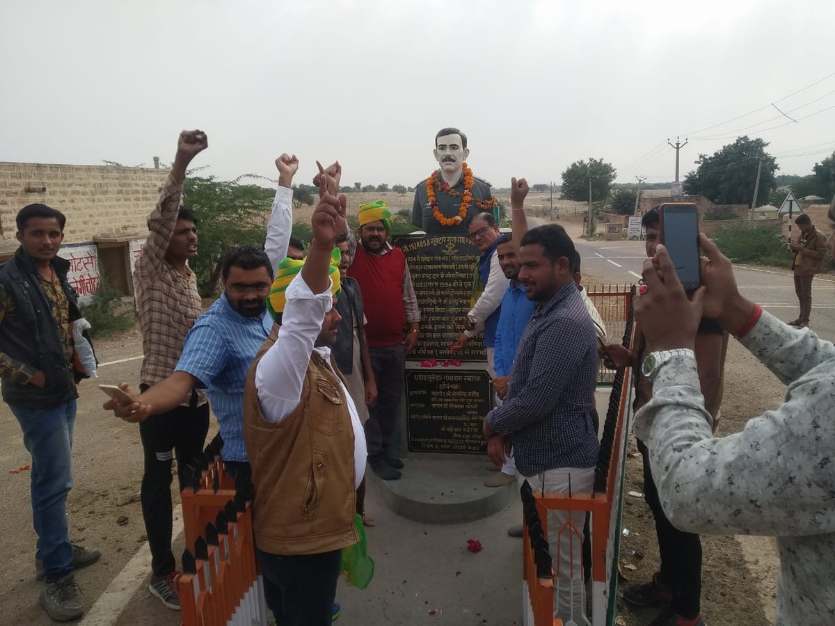 ErPukhrajgarg's tweet photo. आज शेरगढ़ विधानसभा क्षेत्र के ढाढणीया में शहीद सूबेदार गंगाराम जी को माला पहनाकर एवँ पुप्ष अर्पित कर श्रदांजलि देकर नमन किया एवँ साथ सभी #रालोपा कार्यकर्ता उपस्थित रहे।
#ErPukhrajGarg
#StatePresidentRLP #MLABhopalgarh
#RLPTeamRajasthan https://t.co/iHQK05fd3f