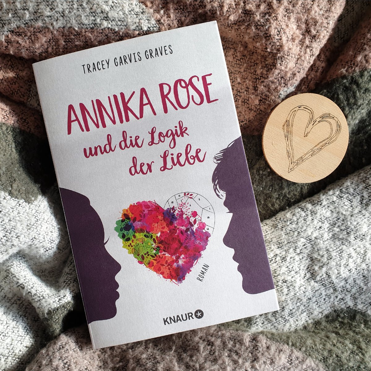 [Werbung] "Annika Rose und die Logik der Liebe" bietet eine wunderschöne Liebesgeschichte fernab von Kitsch. Meine Rezension findet ihr auf unserem Blog: buchsichten.de/2020/01/rezens… <a href="/KnaurVerlag/">Droemer Knaur Verlag</a> *Hanna