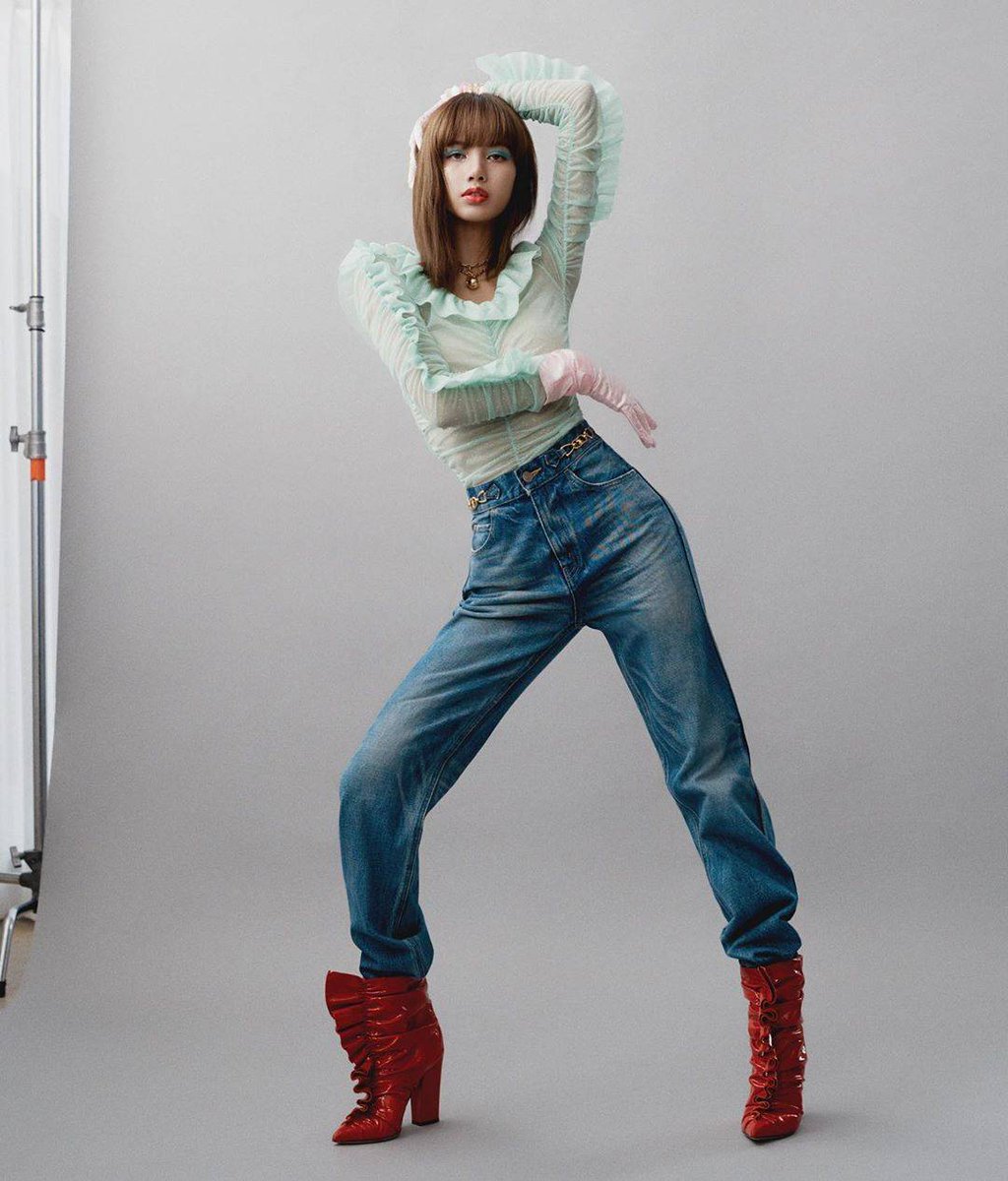 лиса манобан в платье в горошек. Blackpink lisa наряды. Lisa fashion. костюм шорты и свитшот женский. лалиса манобан celine.