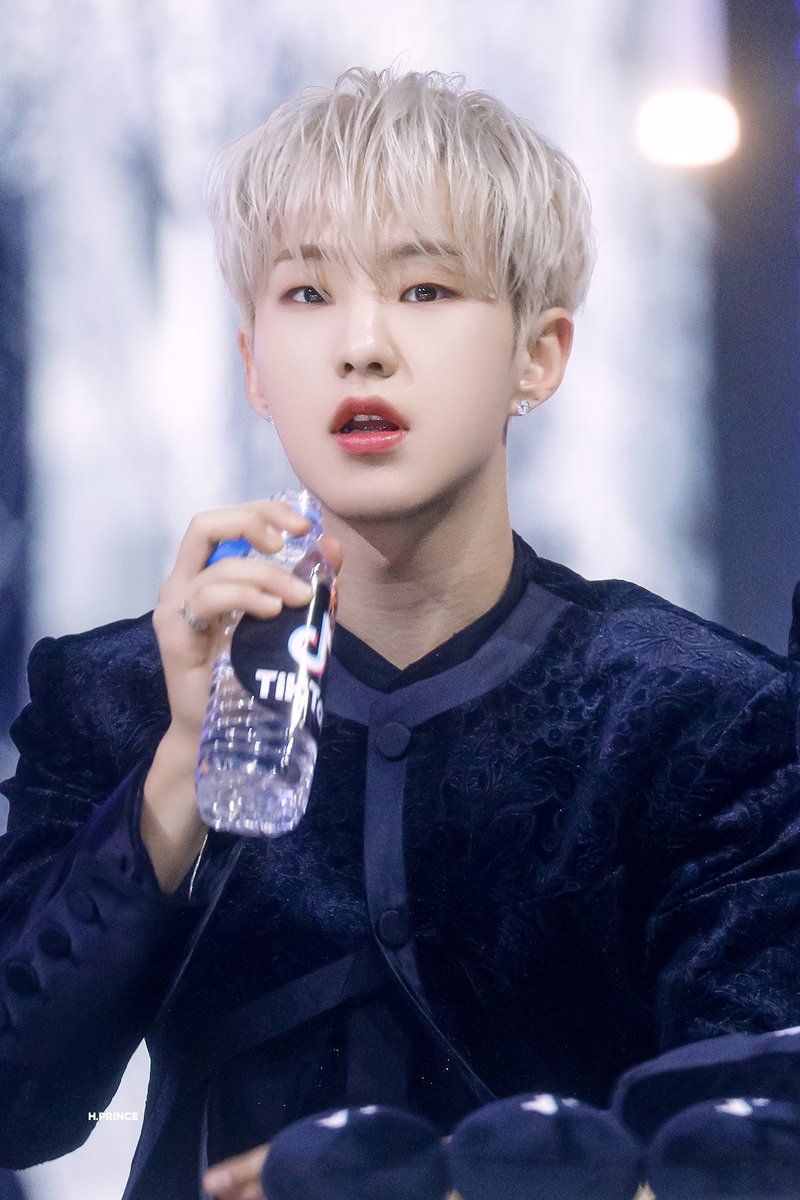 H_PRINCE_KSY's tweet photo. 200105 골든디스크 
#세븐틴 #SEVENTEEN 
#호시 #hoshi #권순영 https://t.co/VU4jf2Lm9l