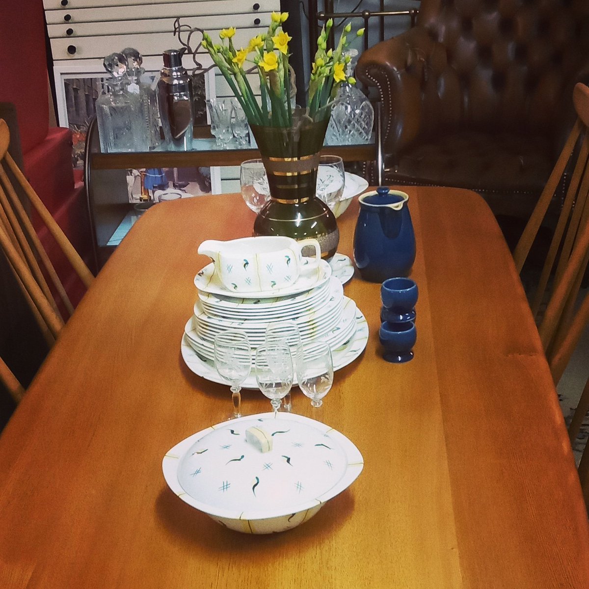 TwoJaysCorner's tweet photo. Happy Sunday
Ercol & sunshiny yellow & blue China to cheer up a dull and damp morning ๐
We are open every Sunday 10:00 to 4:30
#antiqueshop
#vintageshop
#ercoldiningtable
#ercol
#midwinterstylecraft
#thehouseofup
#shifnal #shropshire
#loveshifnal #visitshifnal #visitshropshire https://t.co/OrRiv7g218