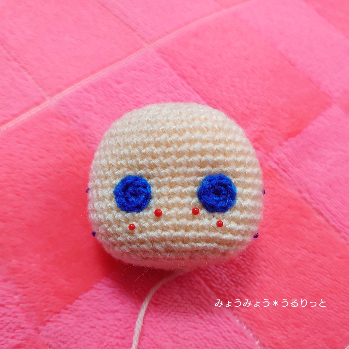 ゆっきょん ネコミミあみぐるみ作家 ほっぺの減らし目を目安にして目の位置を決めるとわかりやすいです ハイライトを刺繍すると一気に可愛くなってきますっ 赤毛のモニカ あみぐるみ ヒトガタ ヒトガタあみぐるみ