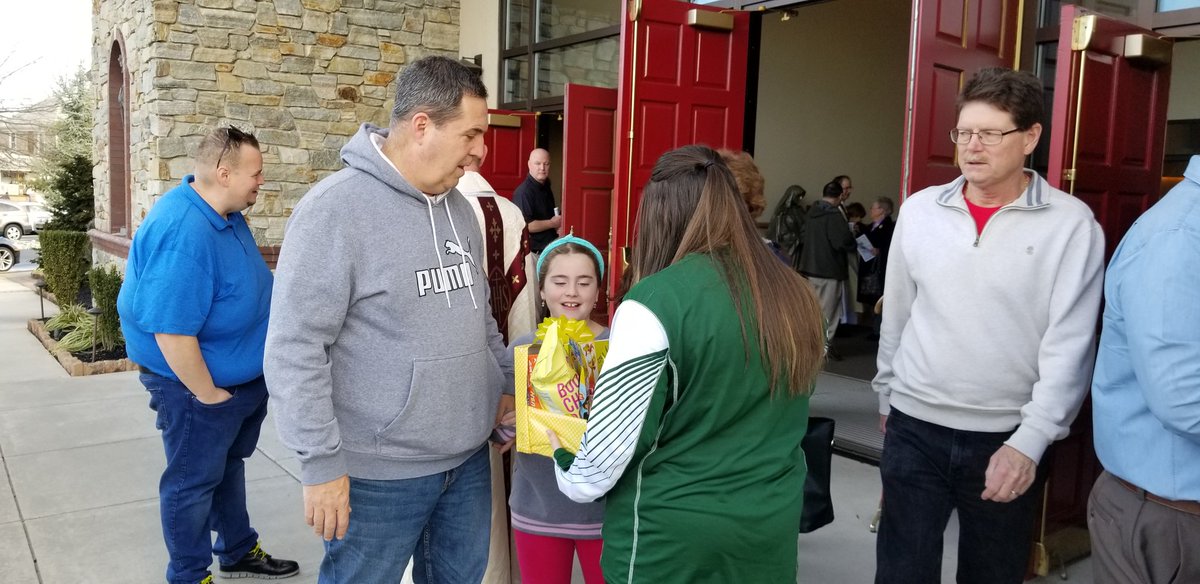 OLMA_NJ's tweet photo. Spreading a little sunshine after Mass at incarnation Parish. #CompassionQuest #OLMACares https://t.co/DqPfuhXig4