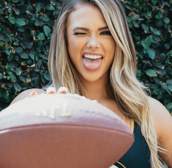 1 pic. Who’s going to win today? The #Packers or the #Packers ???‍♀️? https://t.co/AdKKws4aug