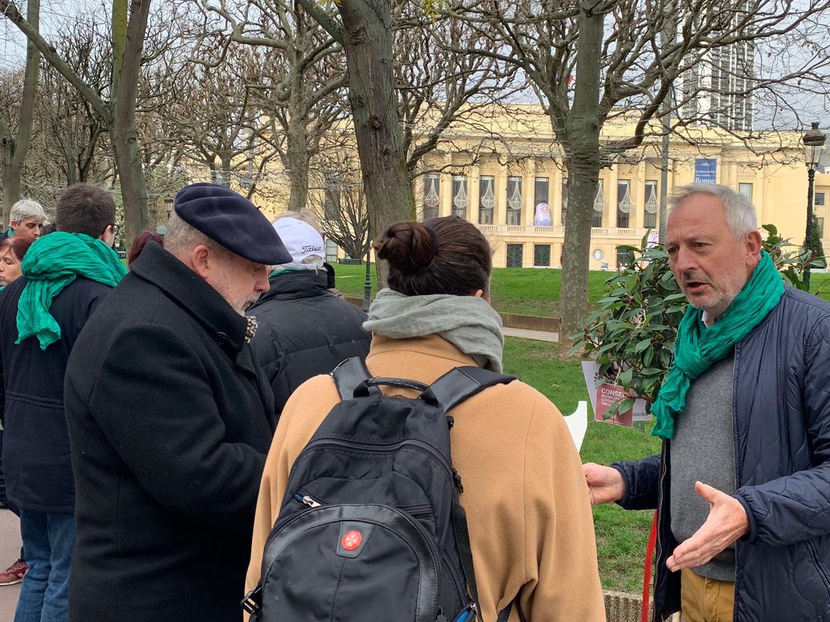 Notre équipe était de retour ce matin sur le marché pour la poursuite du geste écolo de ce début d’année : la collecte et le réemploi / recyclage des éléments de la carte de vœux de la mairie de #Puteaux ! 🌳