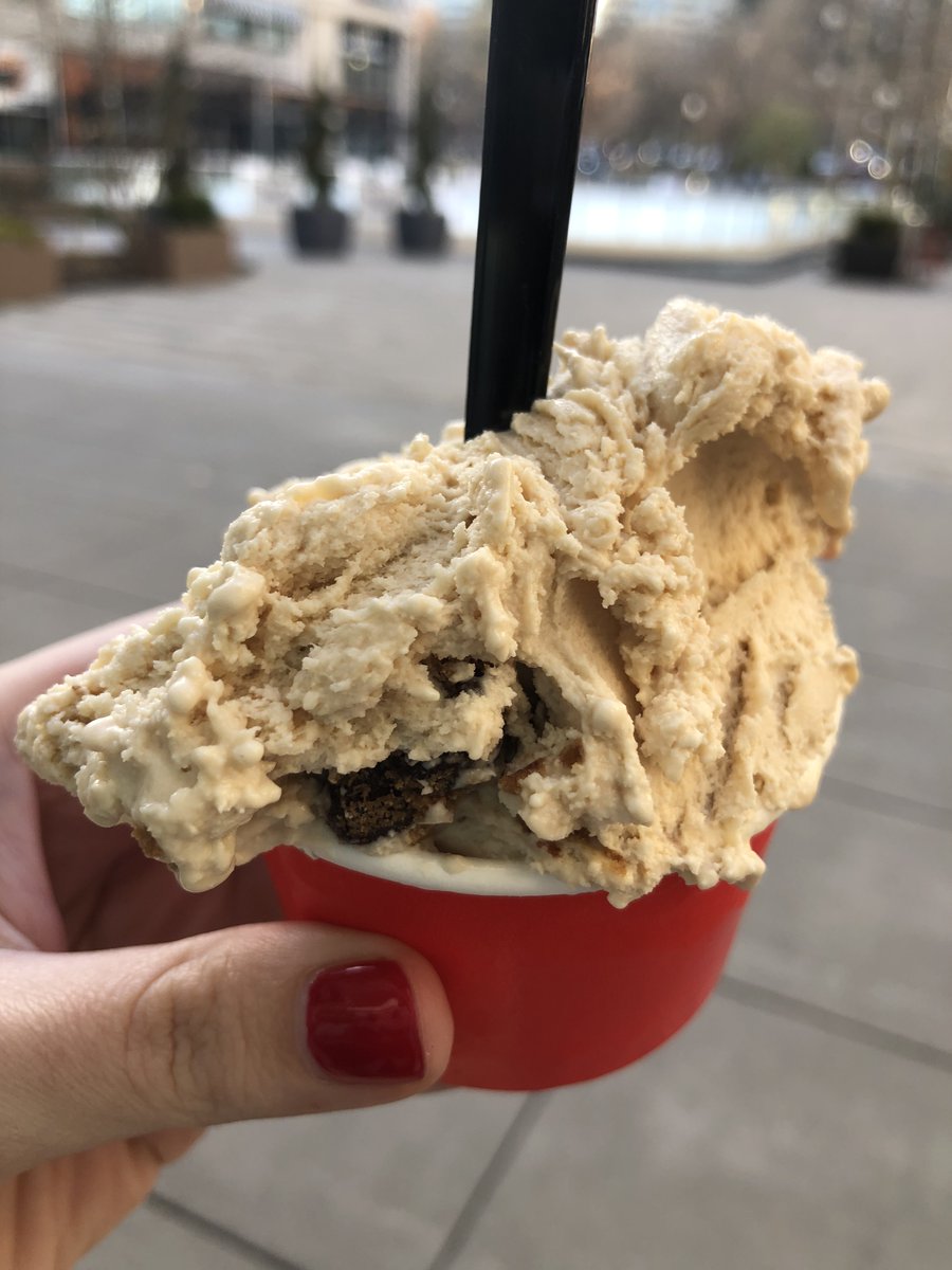 PentagonRow's tweet photo. Female-owned, veteran-owned (and not to mention #allnatural) @amore_congelato hits the spot in any temp. Chocolate chip cookie dough gelato? Now, THAT’S amore! 🍧 https://t.co/GmiCA5V0ns