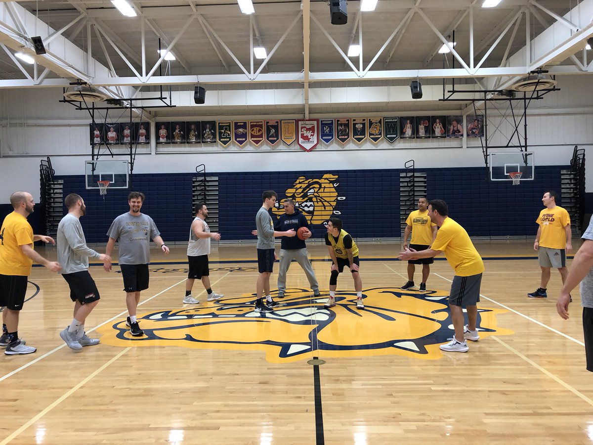 flyer93KC's tweet photo. Great seeing all the Alumni &amp; their families yesterday! One of my favorite days as a coach &amp; after doing this for 20+ years it gets better each time!!!! https://t.co/P6cBQ3M4wc
