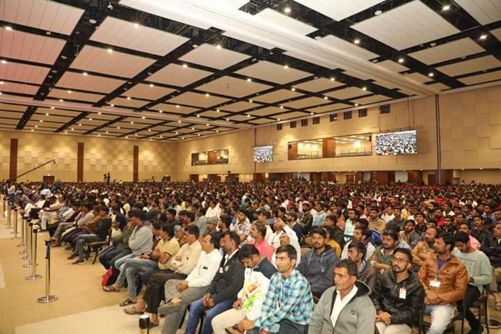 nilkanthraval_'s tweet photo. માનનીય મુખ્યમંત્રીશ્રી @vijayrupanibjp ની પ્રેરક ઉપસ્થિતી માં મહાત્મા મંદિર માં હજારો યુવાનો હાજરીમાં "યુગ પુરુષ યુવા પરિષદ" યોજાઈ.. 💐 @jigar_inamdar
@SGGRYB #Yugpurush #YuvaParishad #GRYB https://t.co/etBTJdqcJj