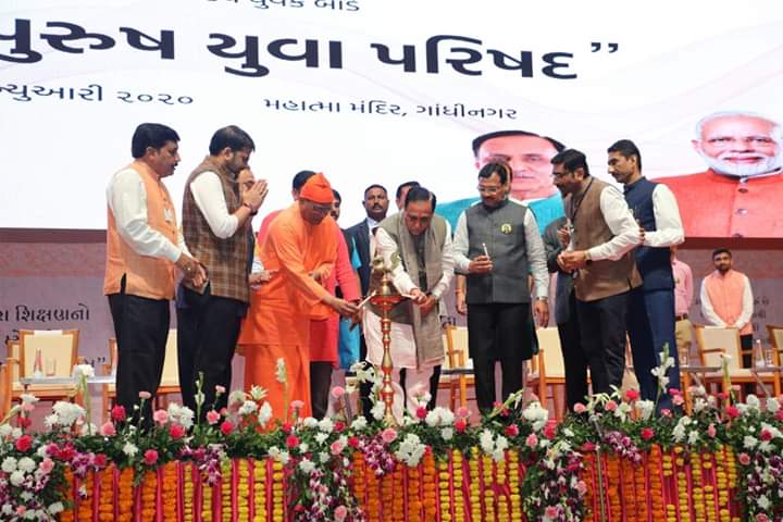 nilkanthraval_'s tweet photo. માનનીય મુખ્યમંત્રીશ્રી @vijayrupanibjp ની પ્રેરક ઉપસ્થિતી માં મહાત્મા મંદિર માં હજારો યુવાનો હાજરીમાં "યુગ પુરુષ યુવા પરિષદ" યોજાઈ.. 💐 @jigar_inamdar
@SGGRYB #Yugpurush #YuvaParishad #GRYB https://t.co/etBTJdqcJj