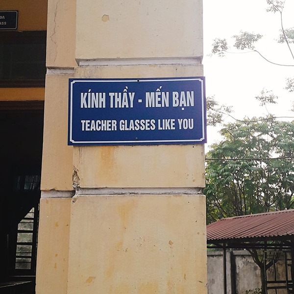 qduy97's tweet photo. Ngữ pháp của người này còn kém hơn cả điểm thi hóa của mình ngày xưa. https://t.co/Vg2tbCoqFR